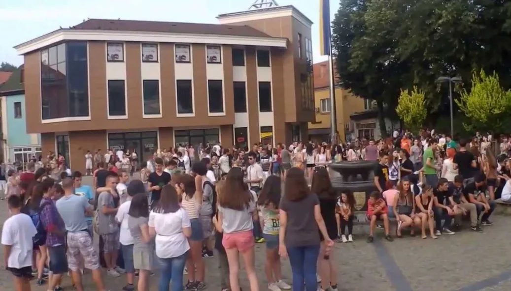 Soni trg Tuzla: Mjesto okupljanja mladića i djevojaka