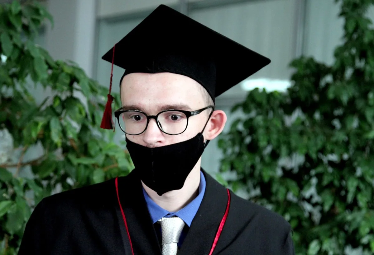 Diplomirao s prosjekom 10 na Pravnom fakultetu u Tuzli