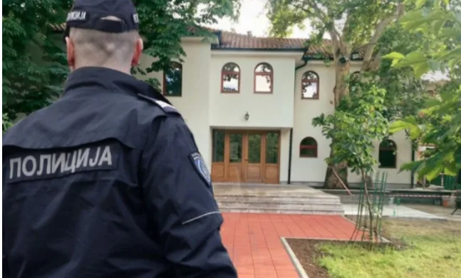 Policajac vršio nuždu u haremu džamije!