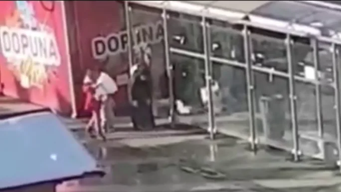 Žena klanjala na autobuskoj stanici ispred dvorane Mejdan (VIDEO)