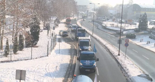 Defile vozila kroz Tuzlu povodom Dana vozača i automehaničara (VIDEO)