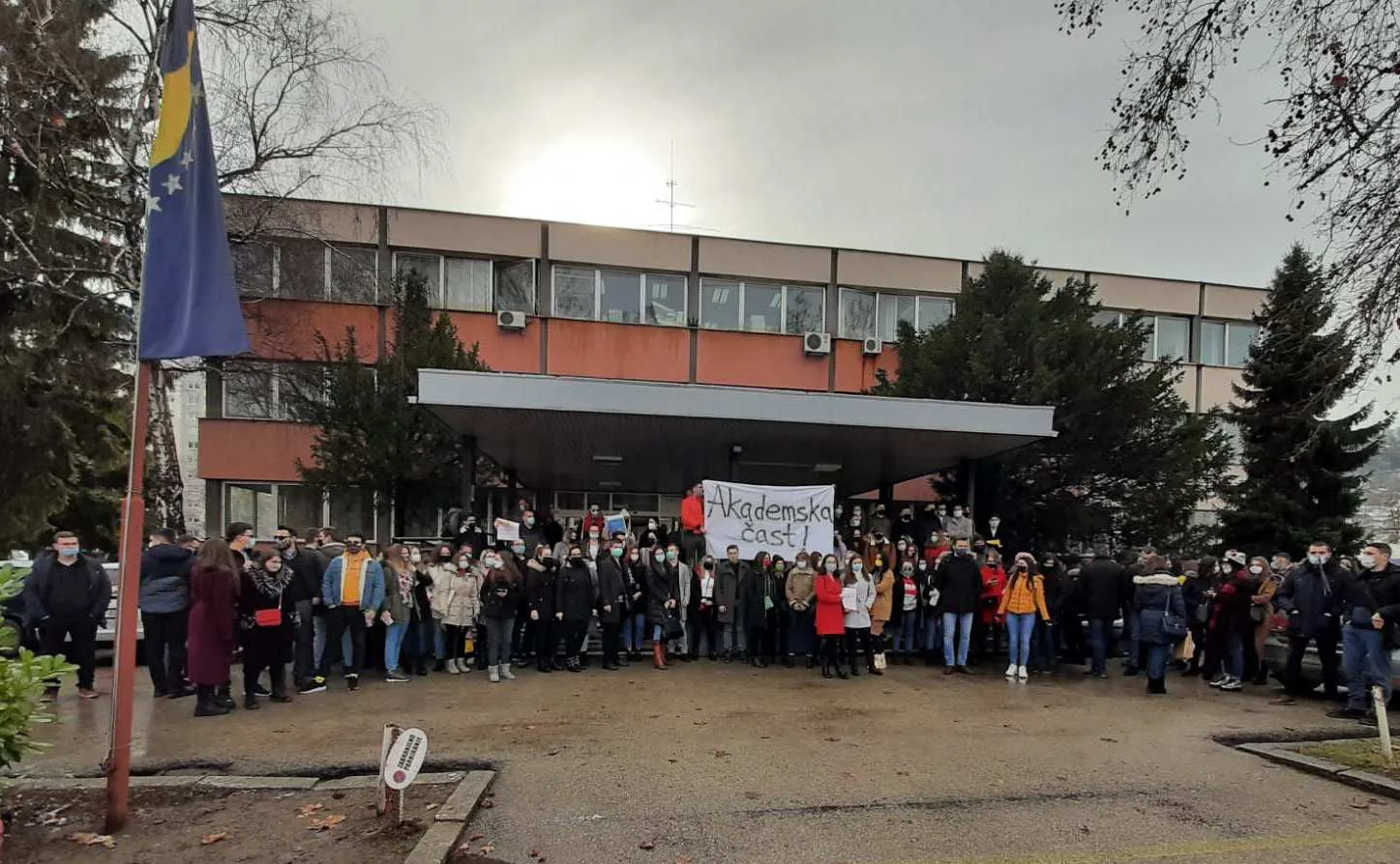 Studenti u Tuzli pokazali nezadovoljstvo: Okupljanje upozorenja!