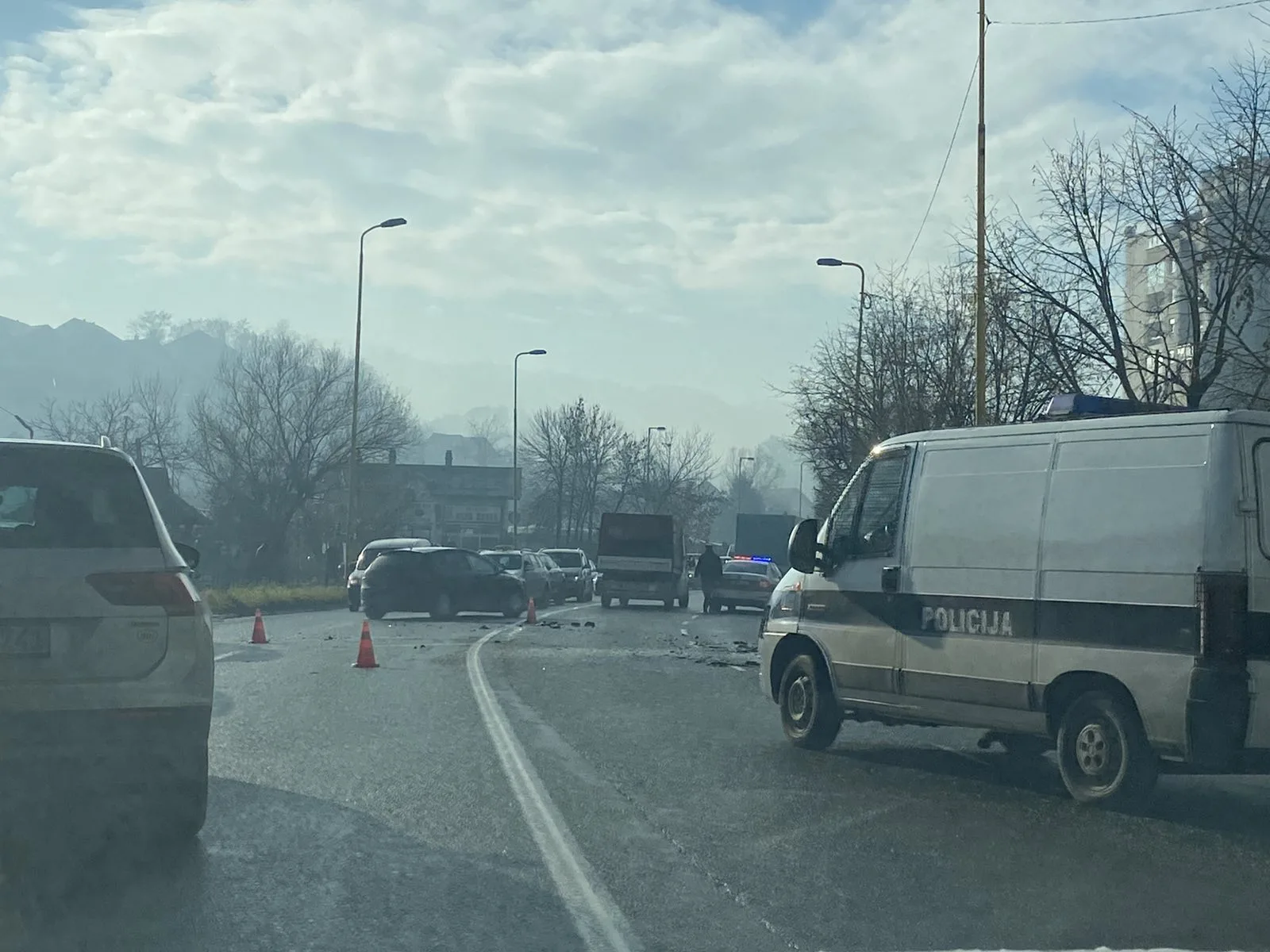 Teška saobraćajna nesreća u Tuzli, povrijeđeni prevezeni na UKC