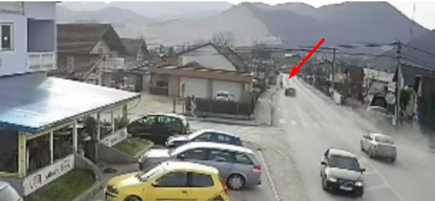 Šokantan snimak iz BiH: Trkali se autima i zamalo udarili djevojčicu i njenog oca
