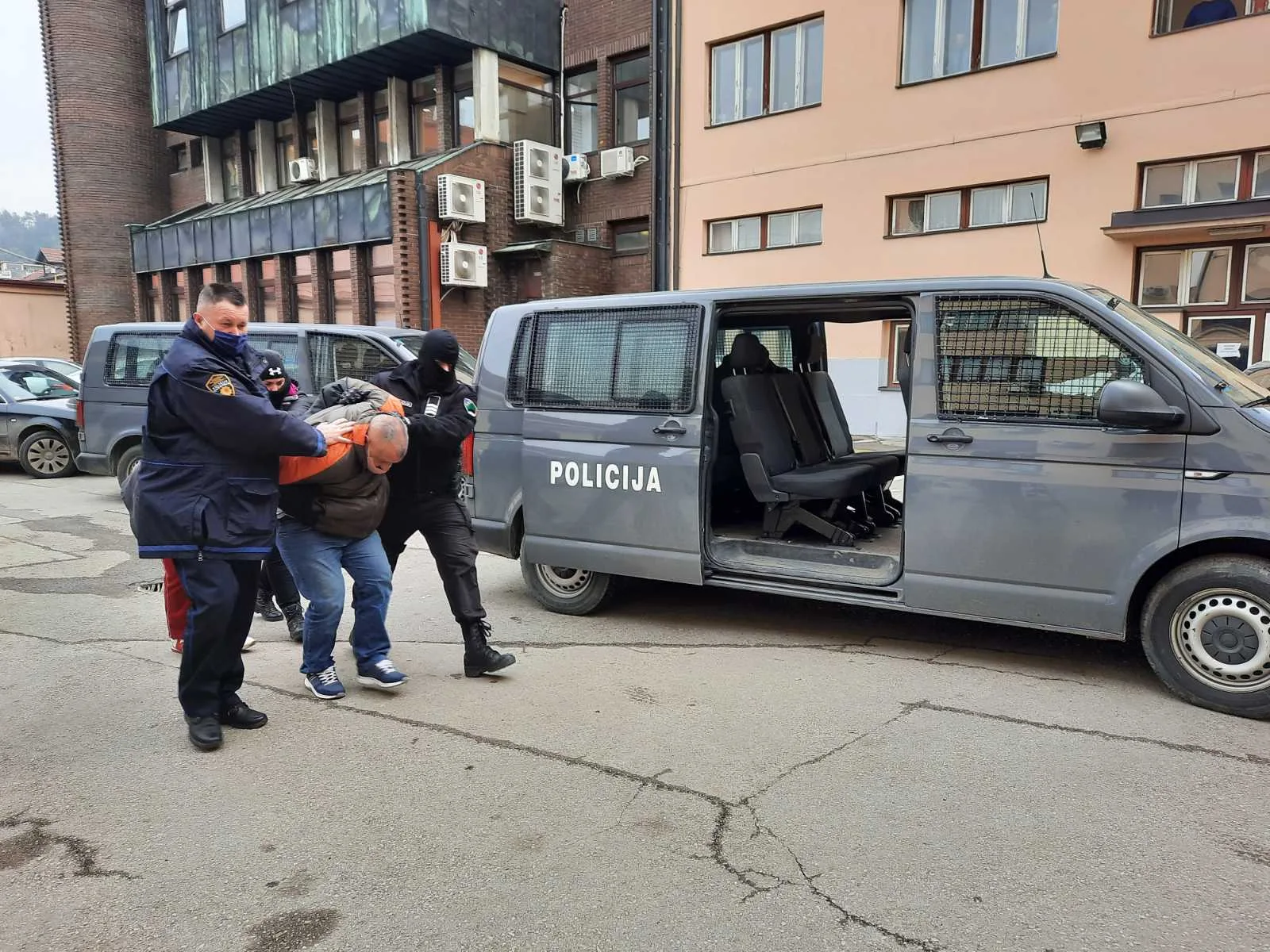 U Gradačcu uhapšena dvojica muškaraca osumnjičena za iznudu 500.000 KM