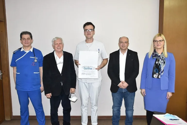 UKC Tuzla: Doktor Samir Jusupović stekao zvanje specijaliste interne medicine
