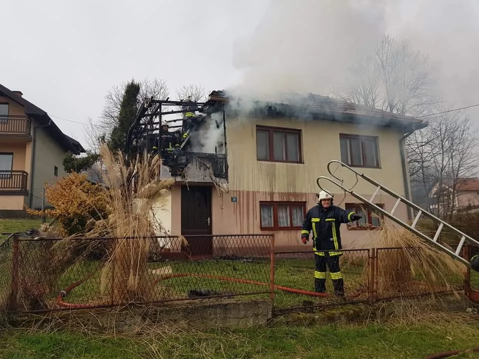 Izgorjela kuća u tuzlanskom naselju Mihatovići (FOTO)