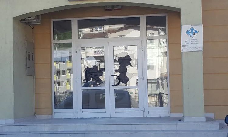 Isključili mu struju, on sjekirom porazbijao stakla na zgradi Elektrodistribucije u Sapni (VIDEO)