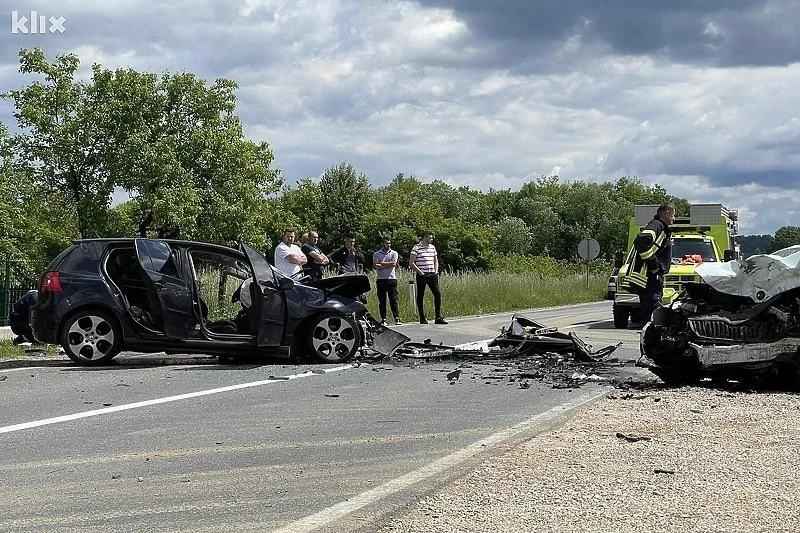 U sudaru dva auta kod Lukavca poginula jedna osoba