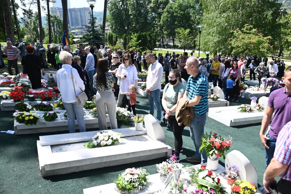 Aleja mladosti na tuzlanskoj Slanoj banji u suzama na još jednu godišnjicu zločina (VIDEO)
