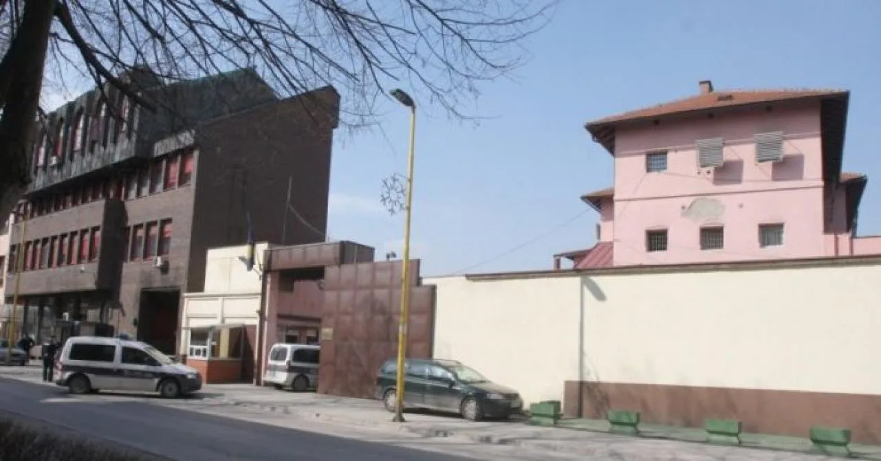 Kroz rupu u zidu pokušali prokrijumčariti drogu u tuzlanski zatvor