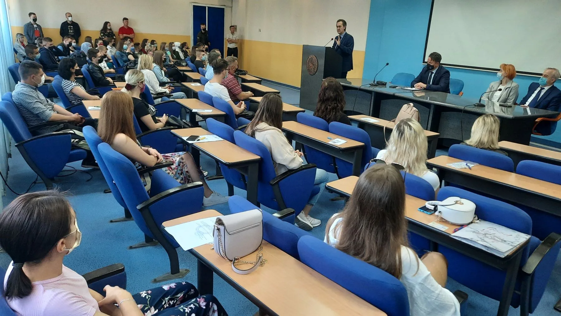 Stipendije za 693 studenta i 1.013 učenika