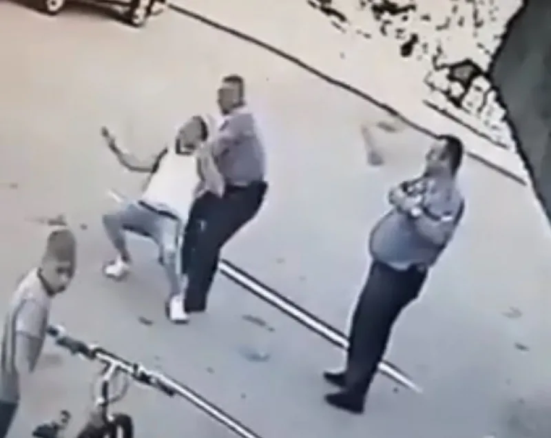 Pogledajte kako policajci u Srebreniku tuku muškarca