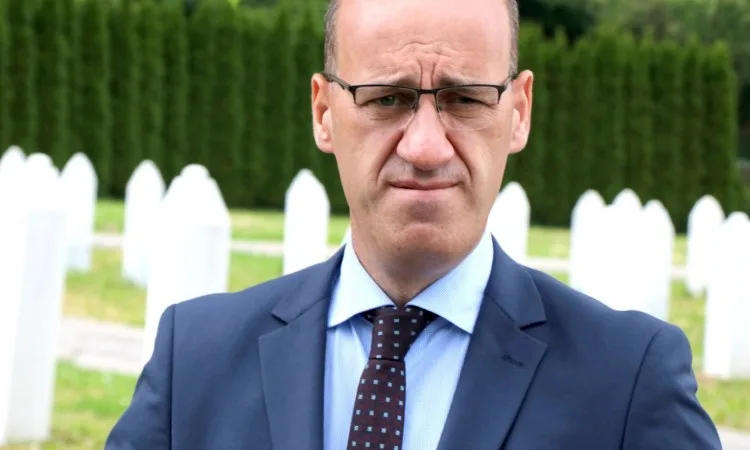 Ramiz Salkić napustio UKC Tuzla, upućen na kućno liječenje