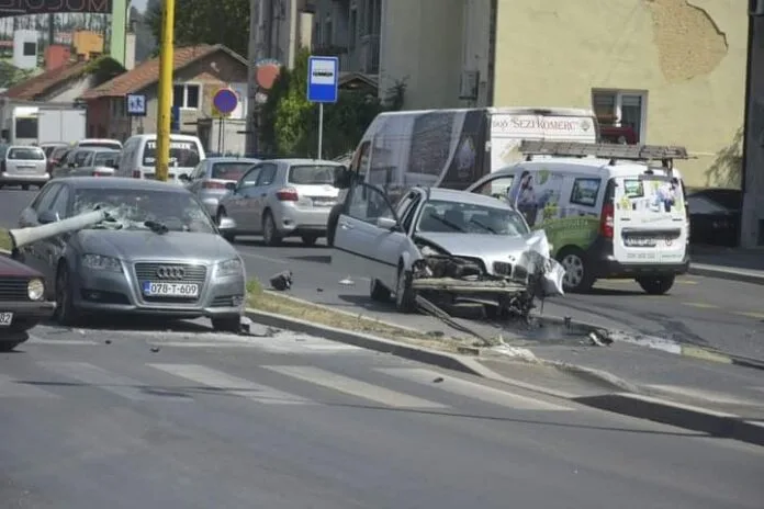 Teška saobraćajna nesreća u Tuzli: Sudarila se tri vozila, dvoje povrijeđenih