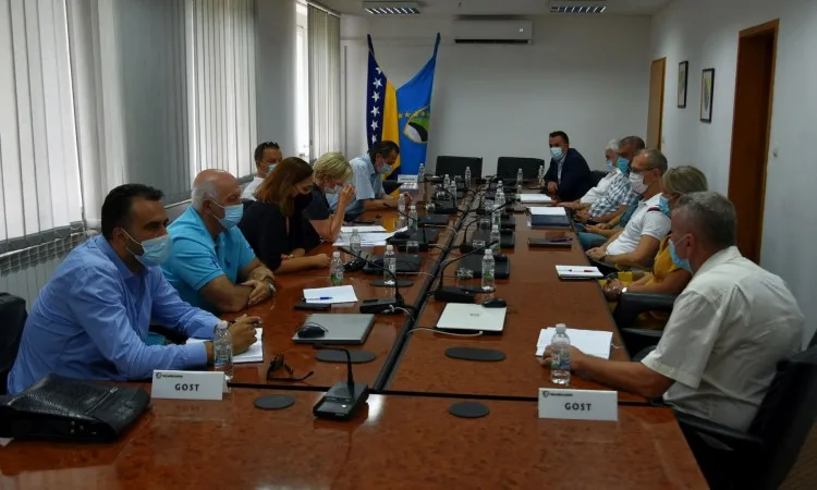 Konstantan rast broja zaraženih, slab odziv na vakcinaciju