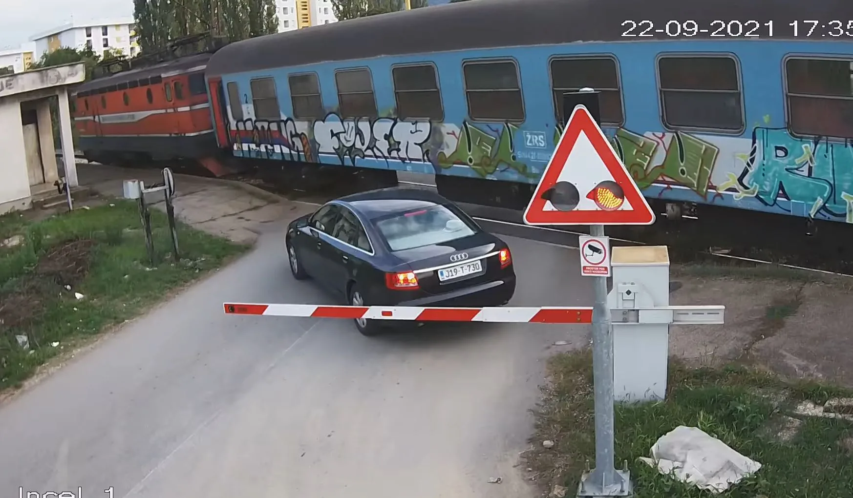 Nesavjesni vozač: Pokušao preći preko pruge pa ostao ‘zarobljen’ između rampi / VIDEO
