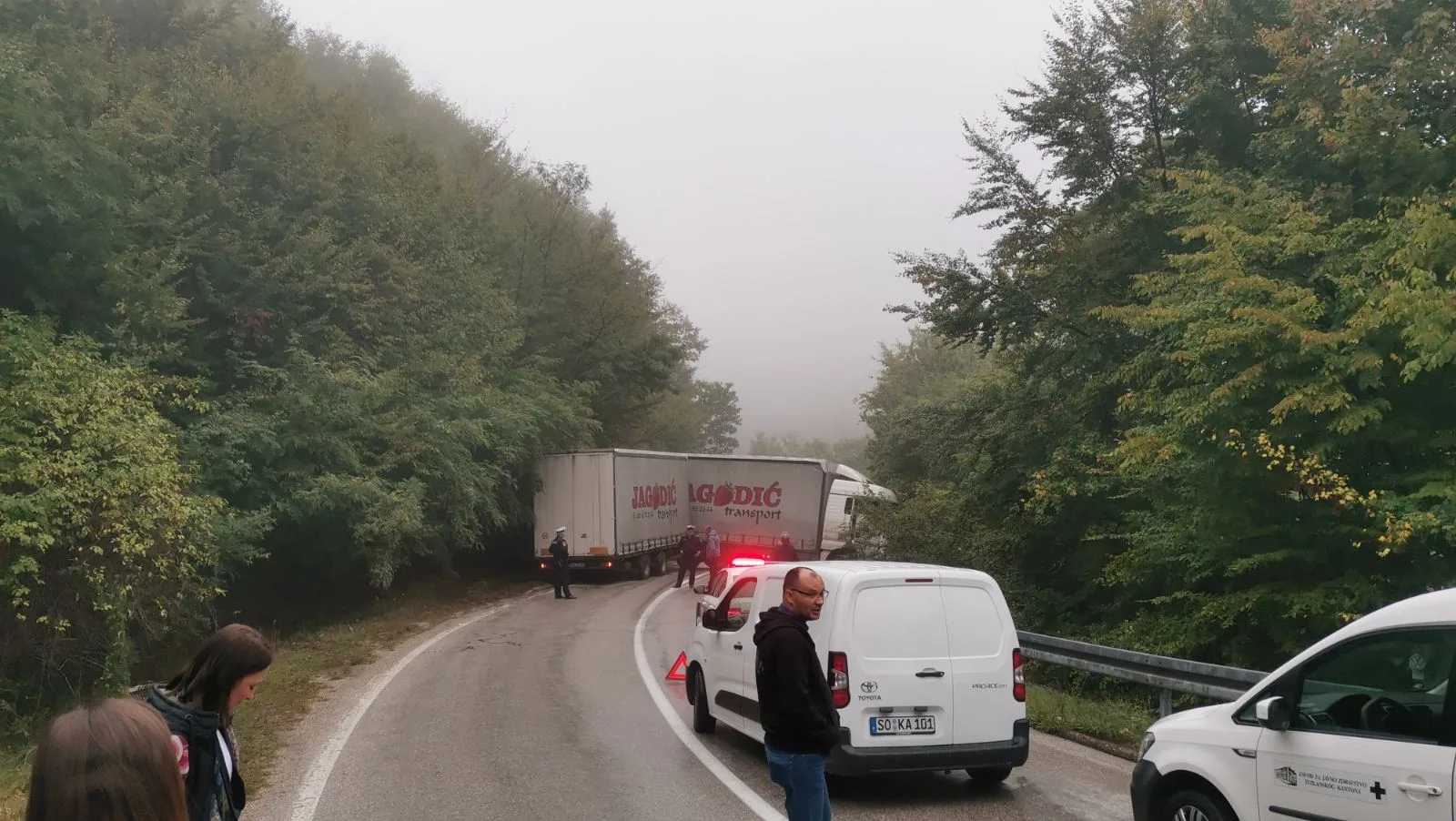 Kamion sletio sa puta kod Tuzle, potpuno obustavljen saobraćaj prema Bijeljini (FOTO)