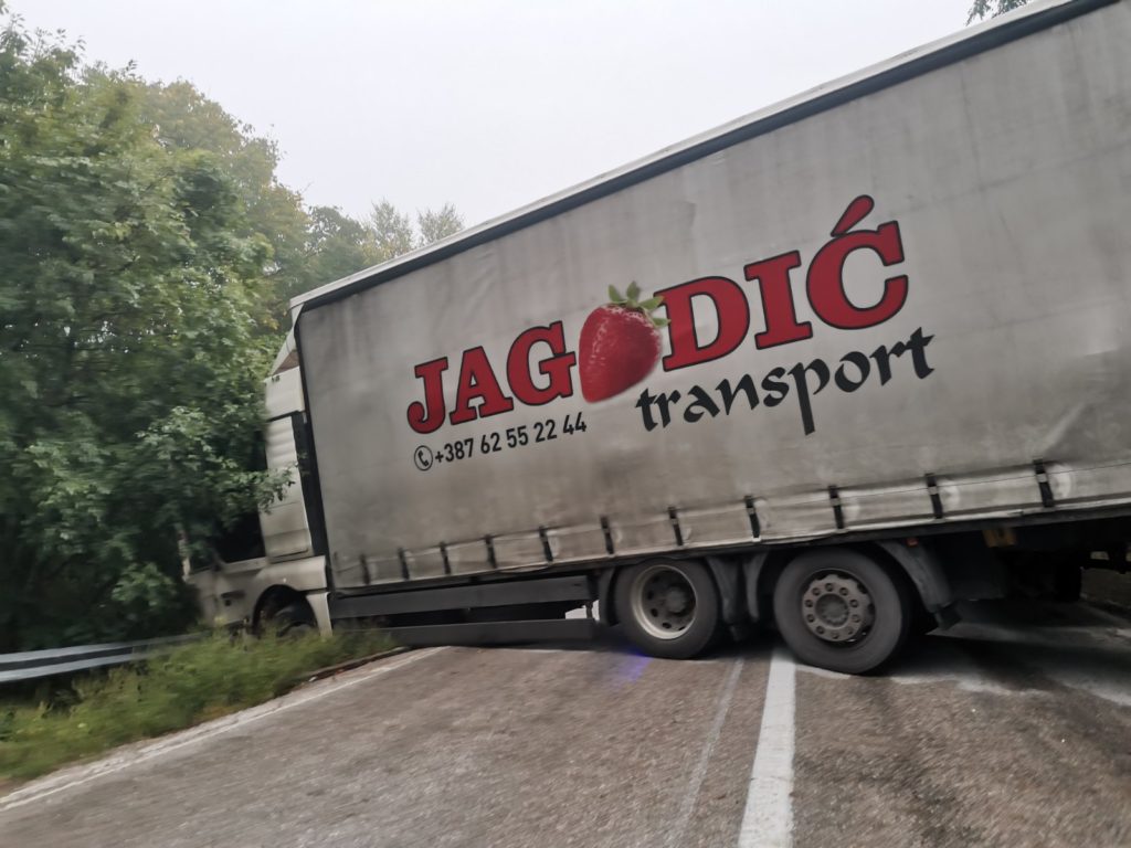 Kamion sletio sa puta kod Tuzle, potpuno obustavljen saobraćaj prema Bijeljini (FOTO)