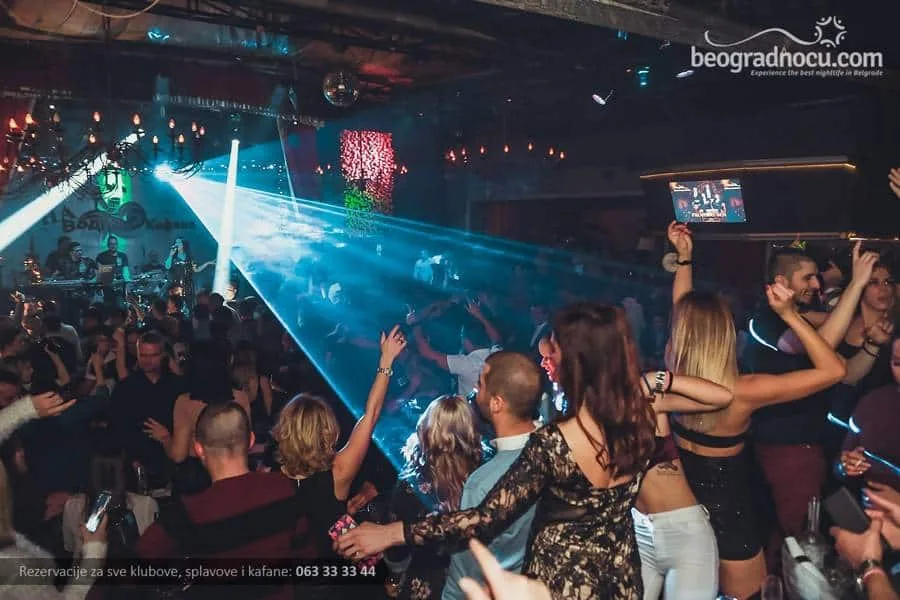 Na vodi kafana u Beogradu privlači posjetitelje svakog vikenda