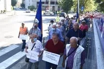 Penzioneri protestovali u Tuzli: Novaliću poručili da žive 37 posto ispod dostojanstva