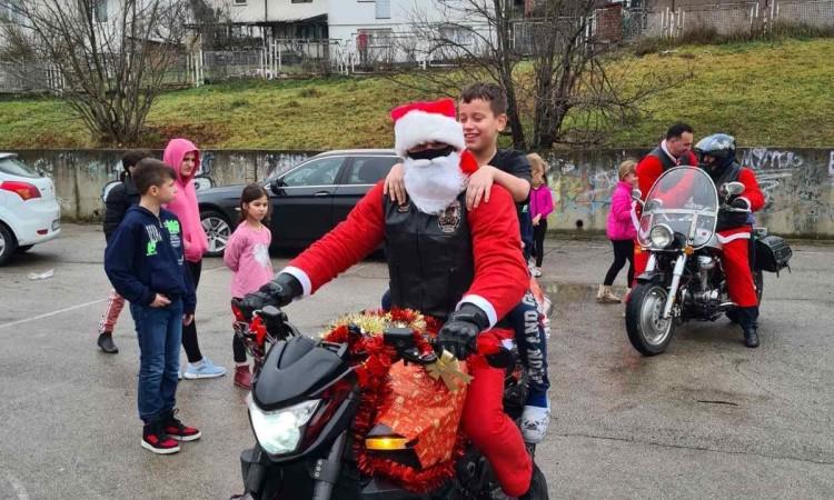 (foto) moto mrazovi darovali mališane u tuzli i provozali svojim dvotočkašima