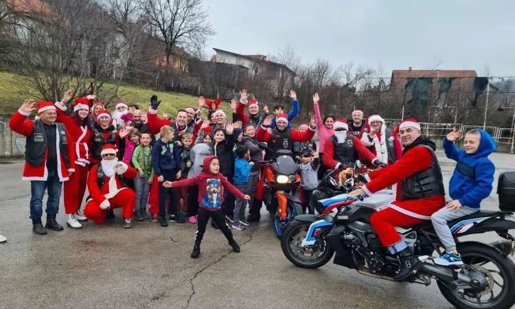 (FOTO) Moto Mrazovi darovali mališane u Tuzli i provozali svojim dvotočkašima