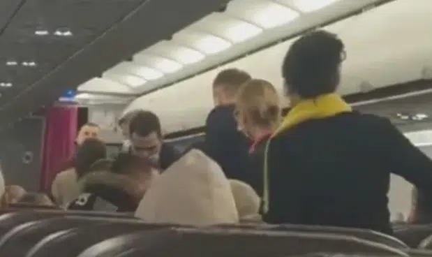 Incident u avionu: Muškarac pokušao otvoriti vrata na letu za Tuzlu, nije želio putovati za Beograd