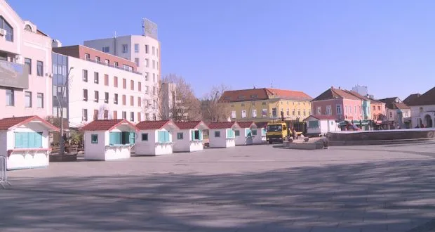 Zima u Tuzli: Počelo ukrašavanje Trga slobode i postavljanje zimskih kućica