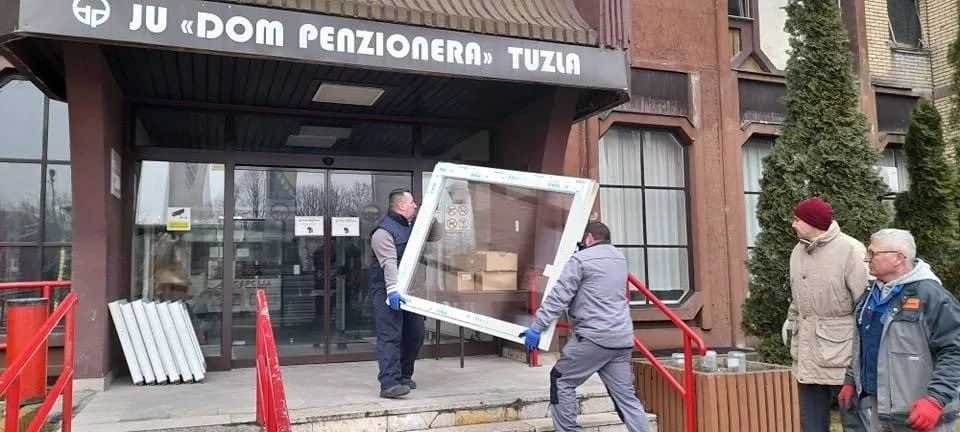 Počela zamjena stolarije u Domu penzionera u Tuzli