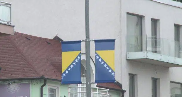 Praznična atmosfera u Tuzli, grad okićen zastavama BiH