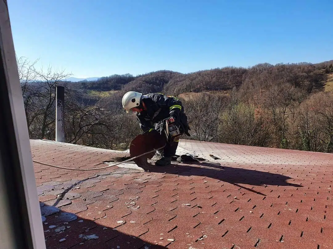 Tuzlanski vatrogasci gasili nekoliko požara, gorio Dom za starija lica