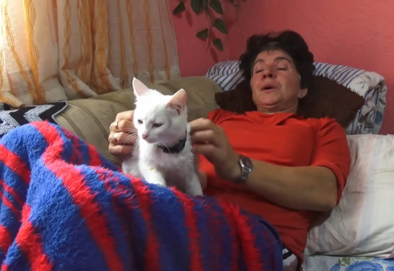 Udruženje Pomozi.ba pokrenulo apel za Enisu iz Tuzle koja je skoro nepokretna