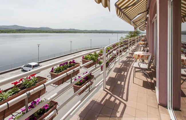 hotel senad od bosne: vrhunski hotel sa pogledom na jezero modrac