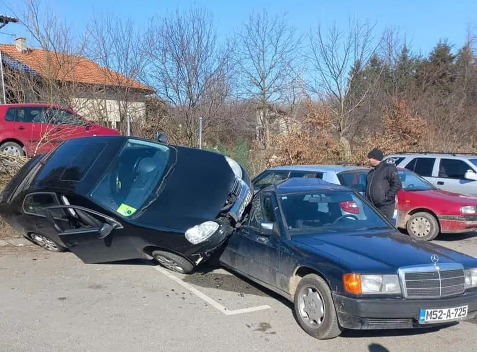 Tuzla: Izletio sa ceste i udario u parkiran Mercedes FOTO