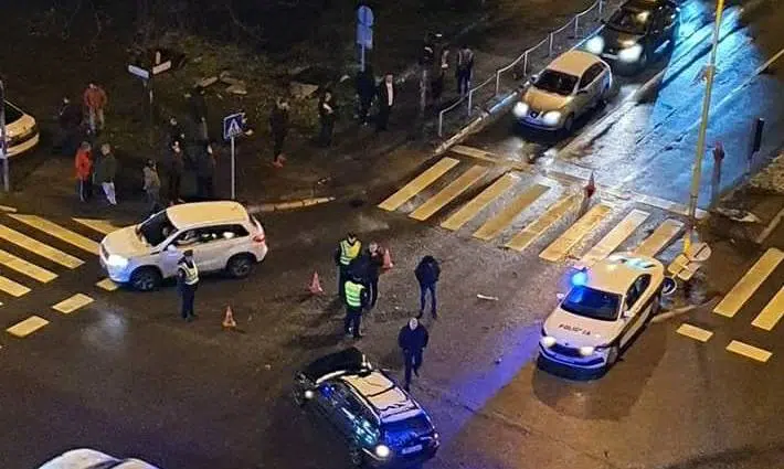 U saobraćajnoj nesreći u Tuzli učestvovalo i policijsko vozilo, povrijeđene dvije osobe