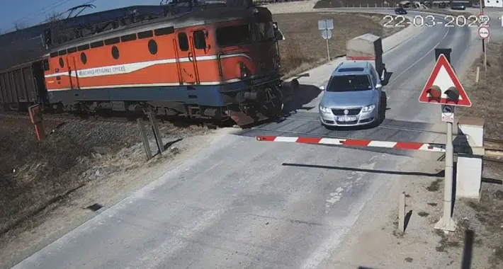 Strašan sudar voza i automobila kod Doboja VIDEO