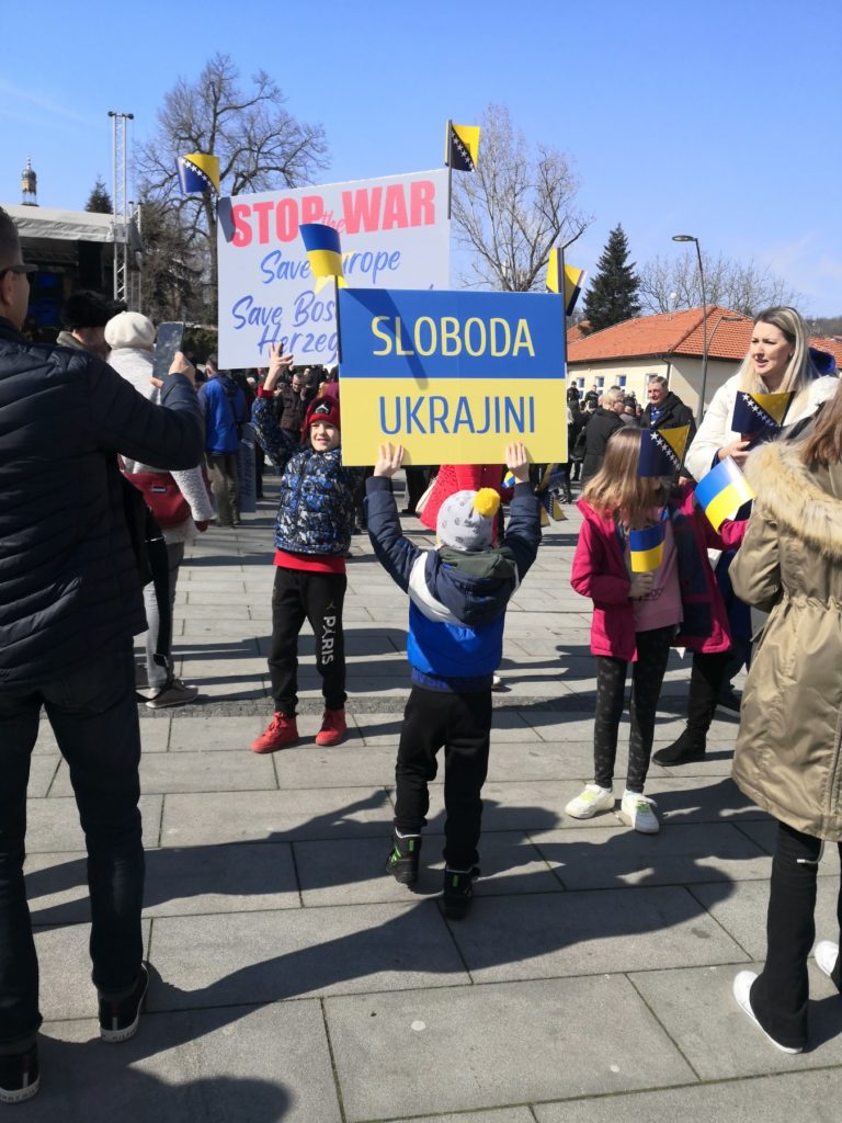 hiljade građana u tuzli na skupu podrške ukrajini i miru u europi