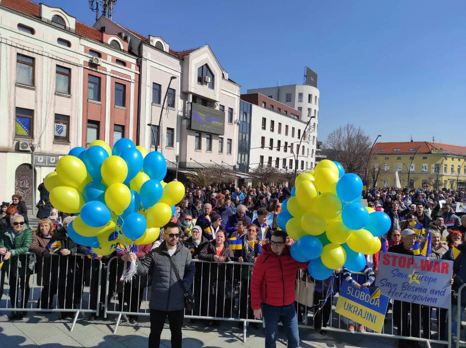 Hiljade građana u Tuzli na skupu podrške Ukrajini i miru u Europi