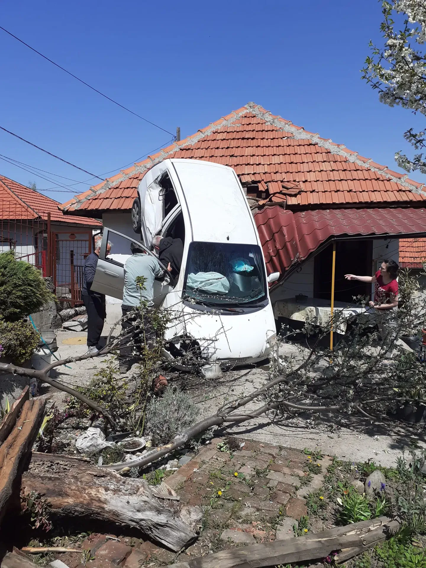 Nesreća u Tuzli, autom sletio u dvorište