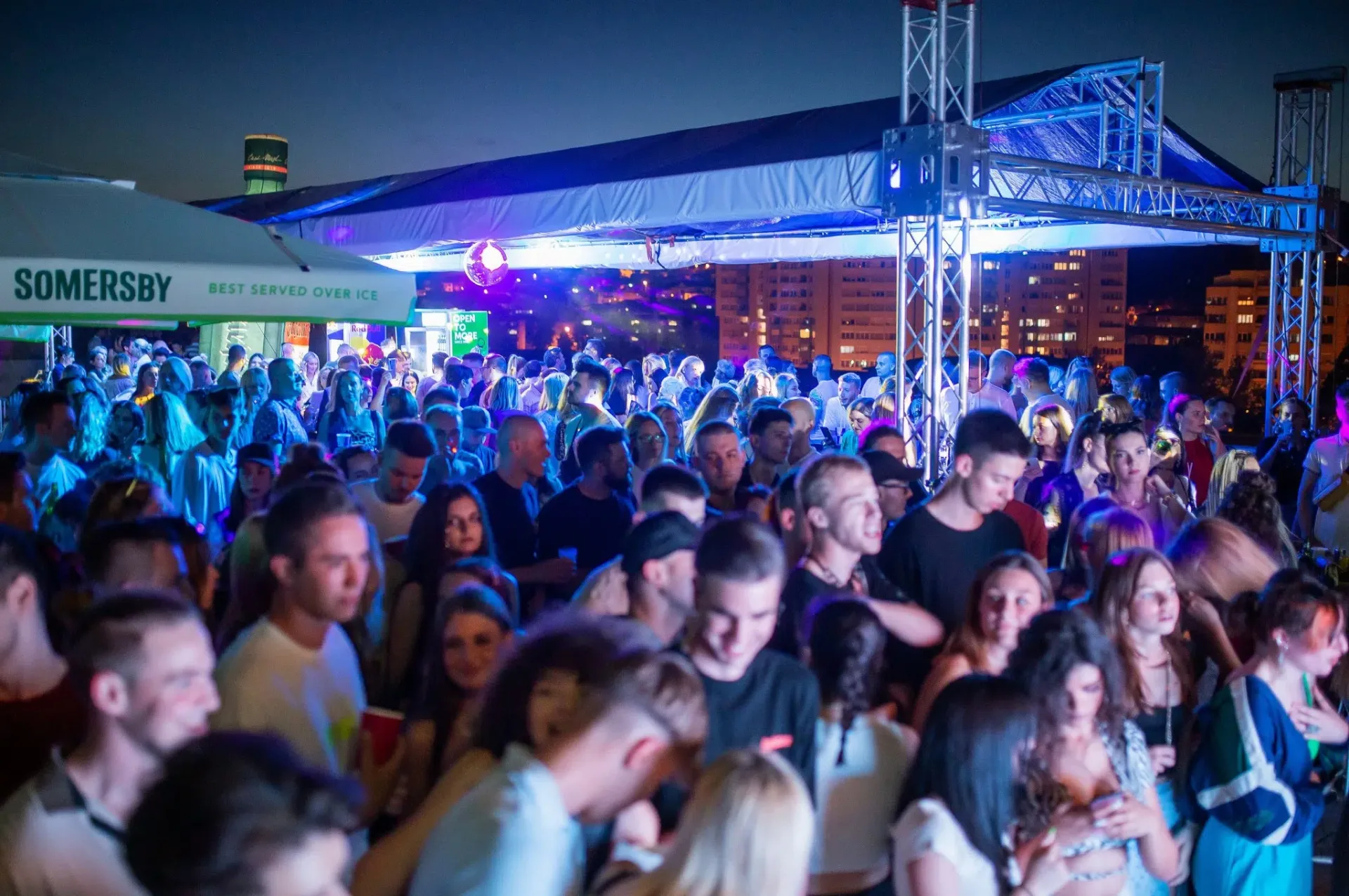 Sjajnom zabavom Brown Suger RNB Agencija Zeus otvorila Sky summer stage na krovu Tuzlanke