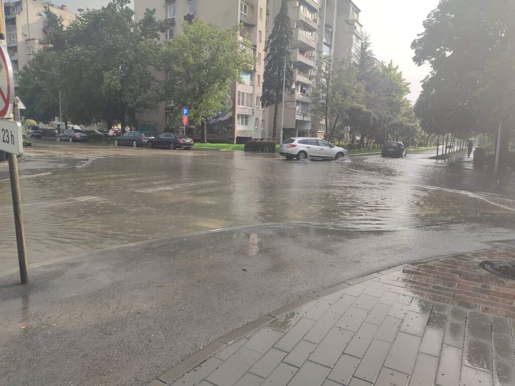 lukavac: nakon kiše poplavljena glavna ulica u gradu (foto)