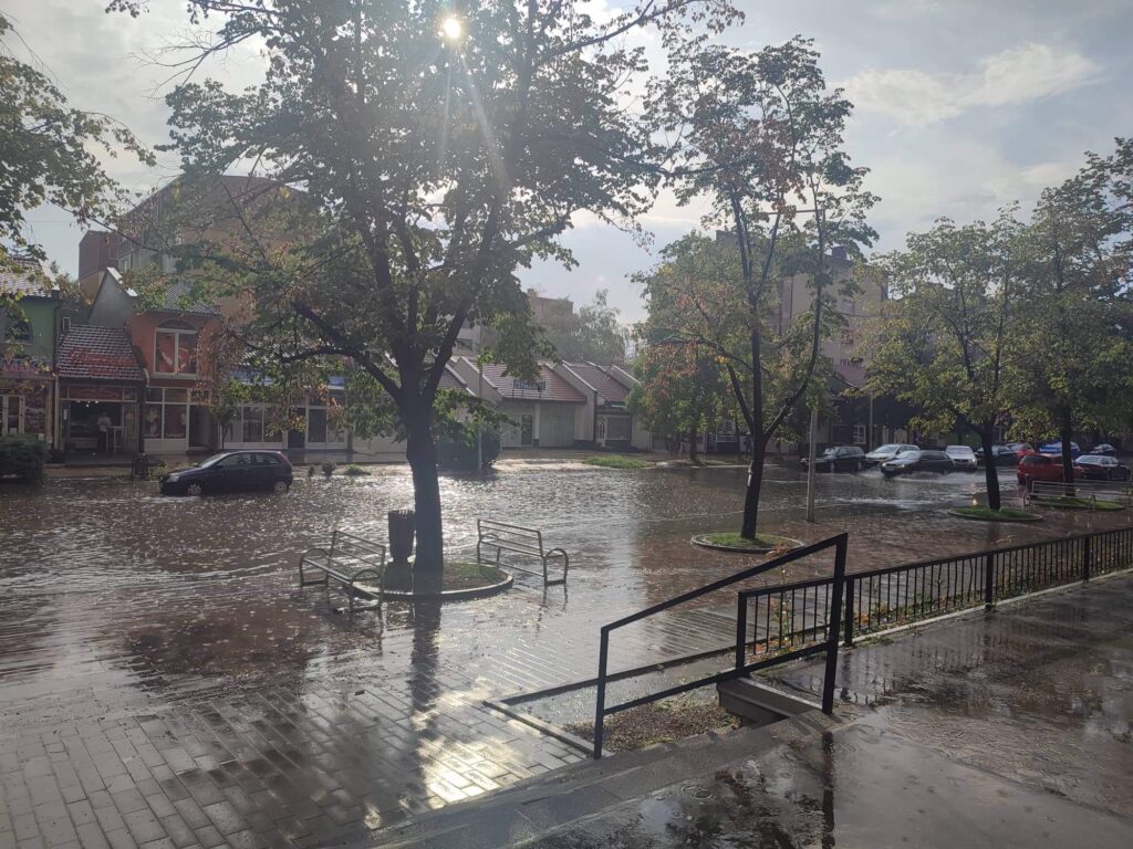 lukavac: nakon kiše poplavljena glavna ulica u gradu (foto)