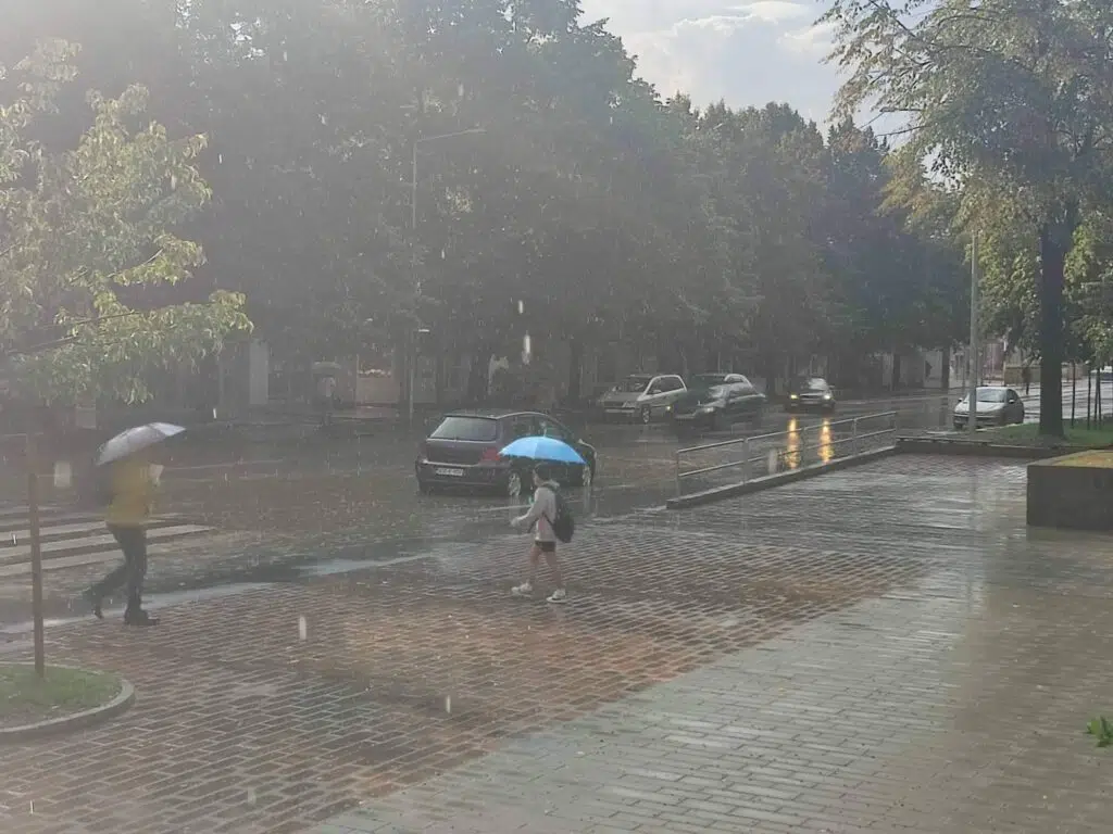 Lukavac: Nakon kiše poplavljena glavna ulica u gradu (FOTO)