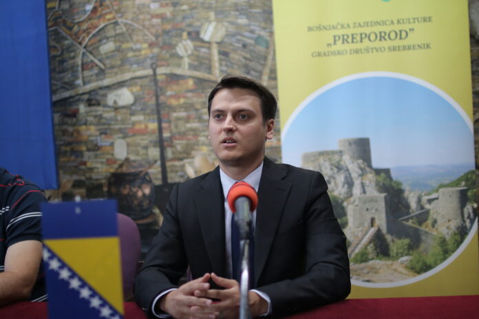 održana javna tribina "međunarodna pozicija bosne i hercegovine: aktuelni izazovi i prilike"