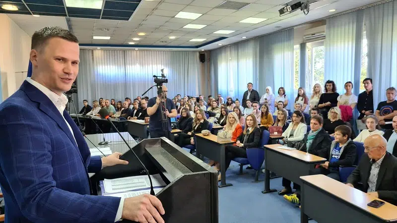 Vlada TK nagradila najbolje učenike i studente