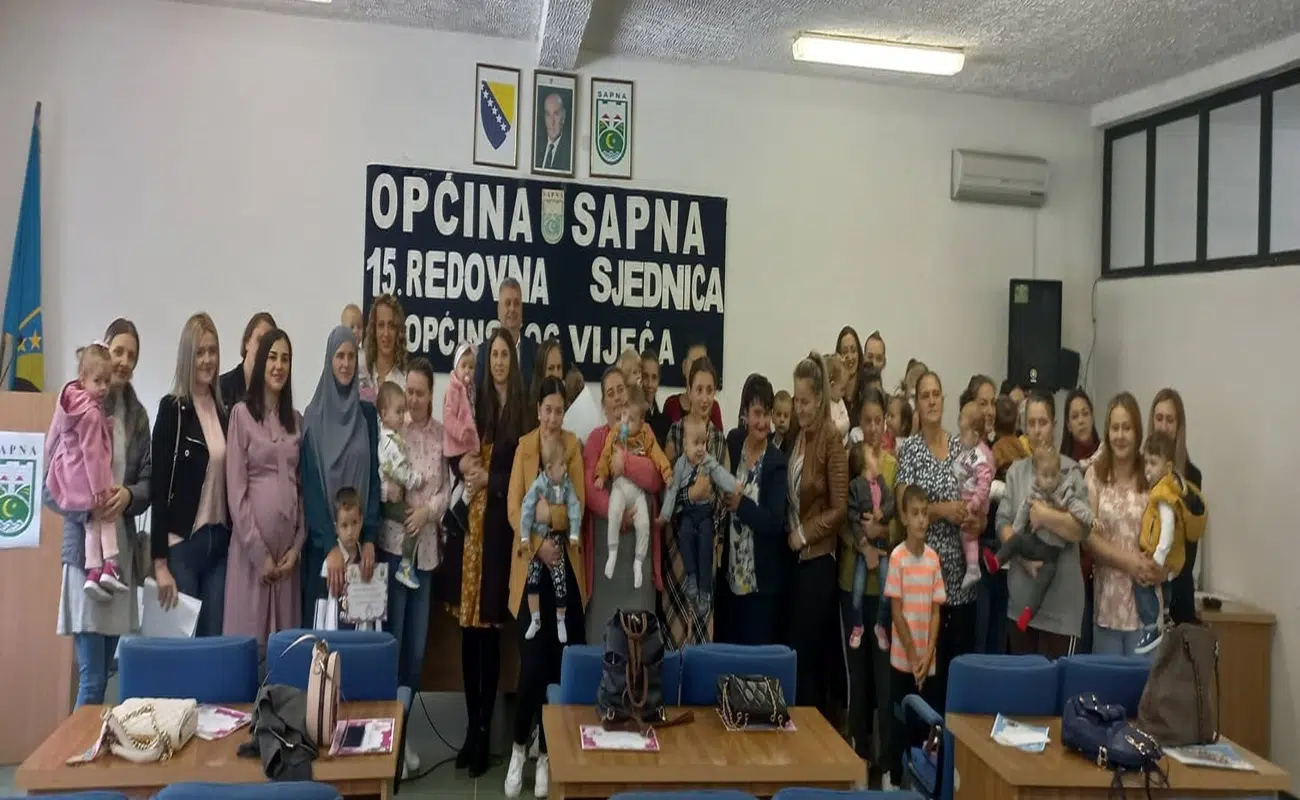 Općina Sapna novčano nagradila majke porodilje (AUDIO+FOTO)