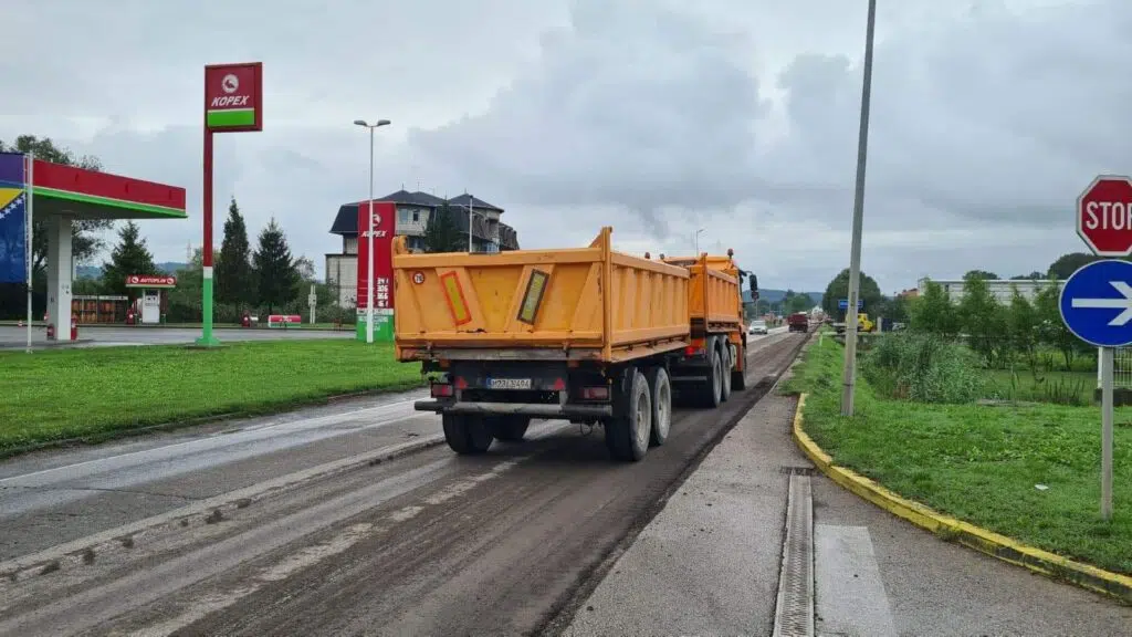 Nakon najave premijera Halilagića: Počela sanacija dionice Šićki Brod – Lukavac (FOTO)