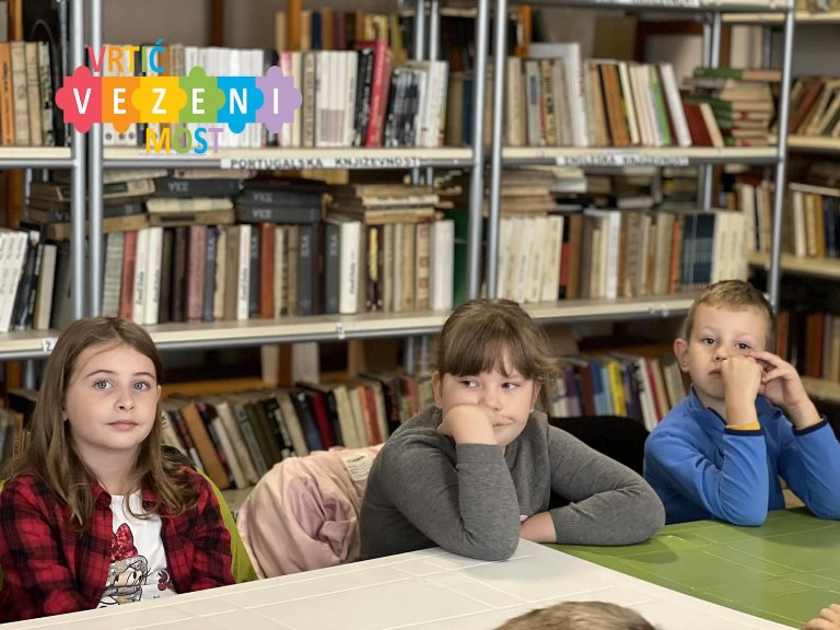 mališani iz vrtića “vezeni most” posjetili kalesijsku biblioteku (foto)