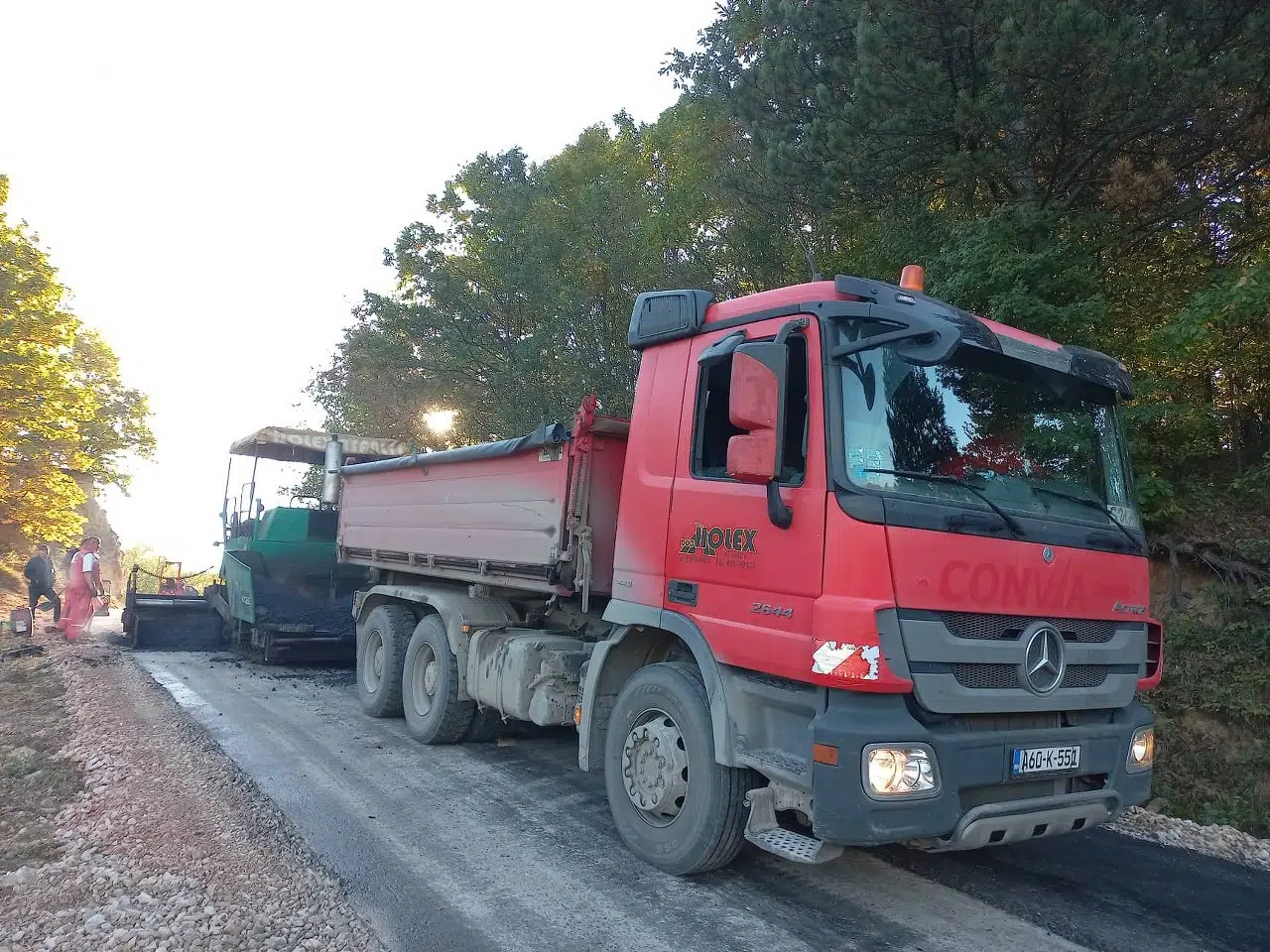 U toku radovi na asfaltiranju puta Zukići-Baljkovica (FOTO)